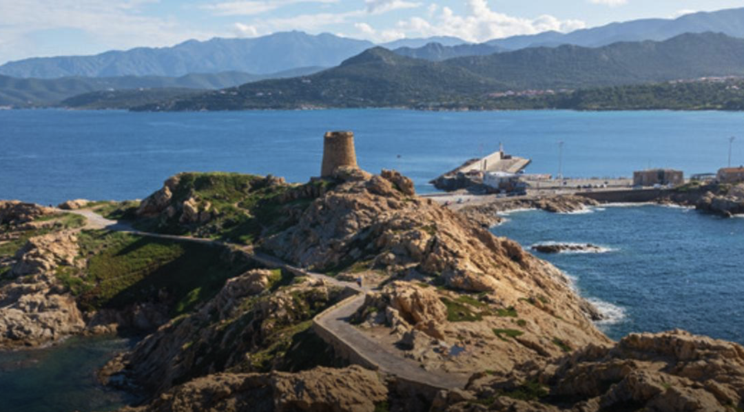 Le Figaro « Tourisme en Corse : l’île mise 2,5 millions d’euros par an pour attirer les visiteurs hors saison »