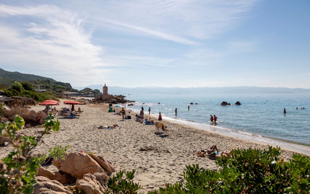 « Un dispositif inédit » : pourquoi la Corse achète 250 000 billets d’avion pour faire venir les touristes ?