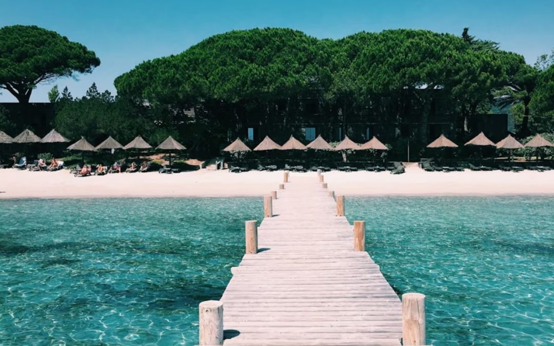 Femme Actuelle « Envie de vacances ? La Corse finance 250.000 billets d’avion pour attirer les touristes hors saison »